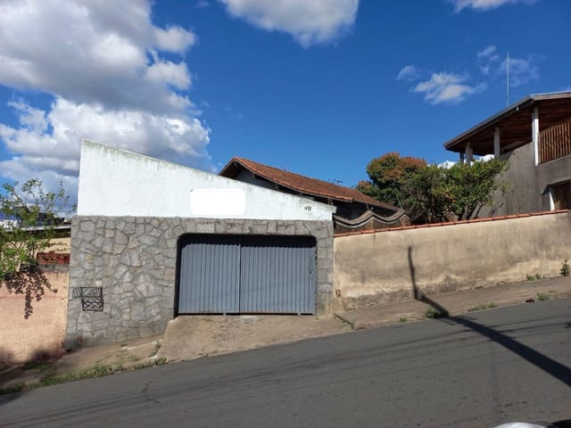 Casa com 450m² 3 quartos e 2 banheiros, à venda, no bairro Chácara Alvorada em Poços de Caldas