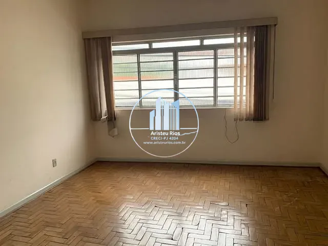 Casa com 180m² 4 quartos e 3 banheiros, para alugar, no bairro Centro em Pouso Alegre