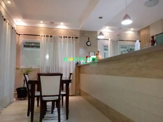 Casa com 350m² 3 quartos e 4 banheiros, à venda, no bairro Piracangaguá em Taubaté