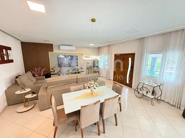 Casa 4 quartos e 5 banheiros, à venda, no bairro Tarumã em Santana de Parnaíba