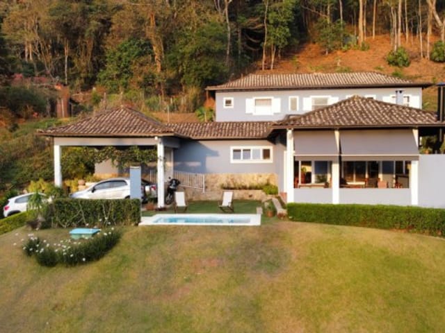Casa com 3403m², à venda, no bairro Corrêas em Petrópolis