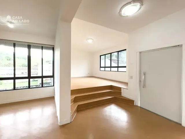 Casa com 720m² 3 quartos e 7 banheiros, para alugar, no bairro Bacacheri em Curitiba