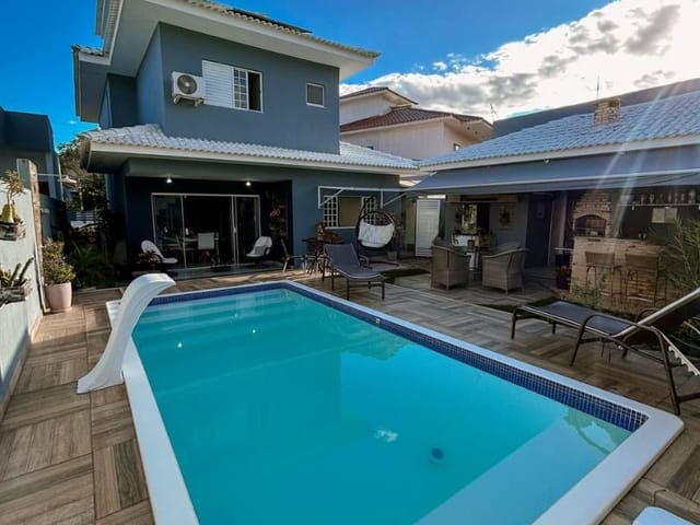 Casa com 300m² 3 quartos e 3 banheiros, à venda, no bairro Lagoa em Macaé