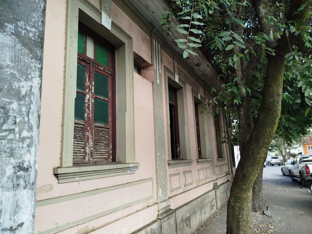 Casa 5 quartos e 1 banheiro, à venda, no bairro Centro em Cataguases