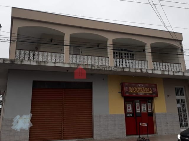 Casa com 400m² 4 quartos e 3 banheiros, à venda ou para alugar, no bairro Santana em Pindamonhangaba