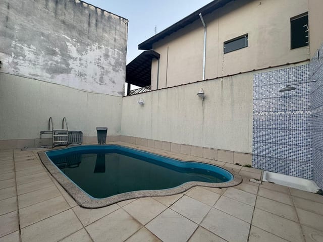 Casa com 400m² 4 quartos e 3 banheiros, à venda ou para alugar, no bairro Santana em Pindamonhangaba