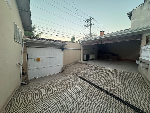 Casa com 400m² 4 quartos e 3 banheiros, à venda ou para alugar, no bairro Santana em Pindamonhangaba