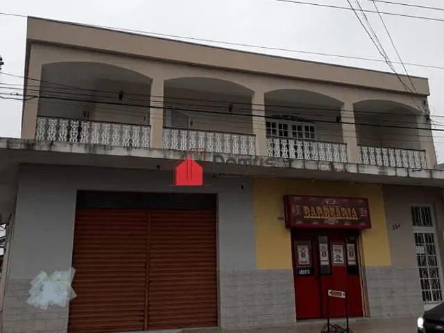 Casa com 400m² 4 quartos e 3 banheiros, à venda ou para alugar, no bairro Santana em Pindamonhangaba