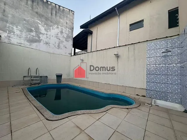 Casa com 400m² 4 quartos e 3 banheiros, à venda ou para alugar, no bairro Santana em Pindamonhangaba