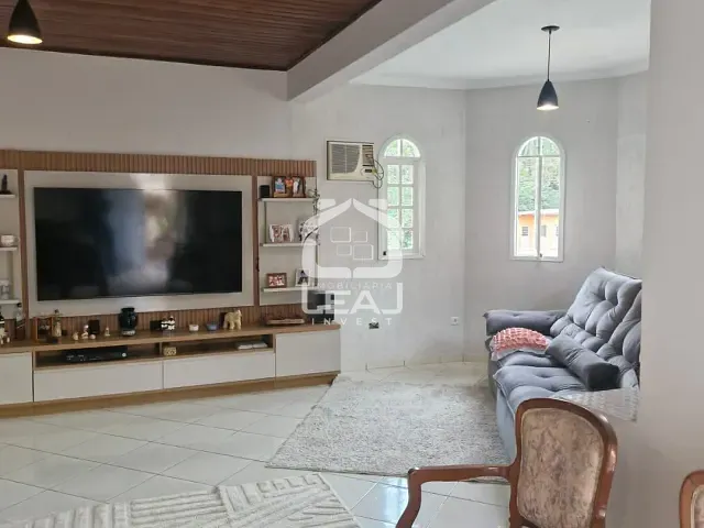 Casa com 400m² 4 quartos e 2 banheiros, à venda, no bairro Refúgio da Serra em Itapecerica da Serra