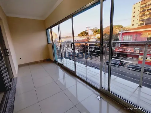 Casa com 250m² 3 quartos e 2 banheiros, para alugar, no bairro Vila Olivo em Valinhos