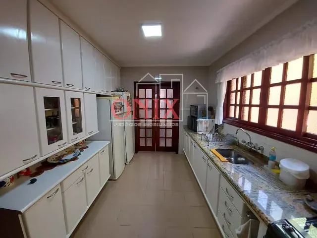 Casa com 600m² 4 quartos e 1 banheiro, à venda, no bairro Vila Oliveira em Mogi das Cruzes