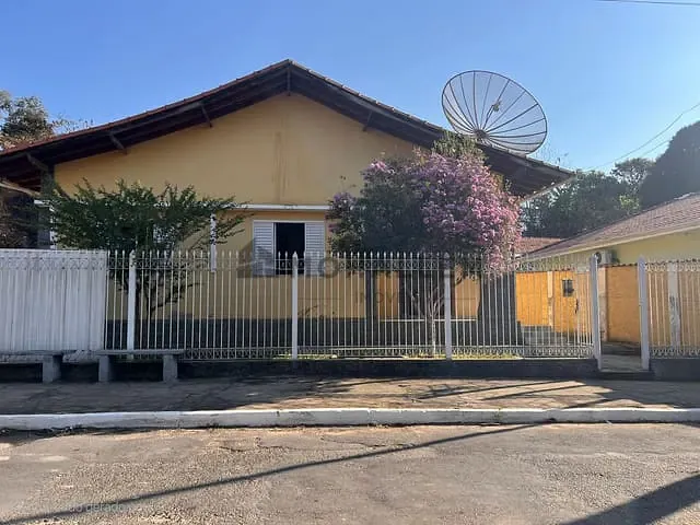 Casa 4 quartos e 2 banheiros, à venda, no bairro Centro em Piranguinho