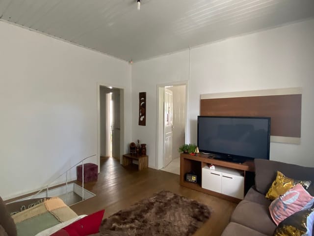 Casa com 250m² 4 quartos e 5 banheiros, à venda, no bairro Uvaranas em Ponta Grossa