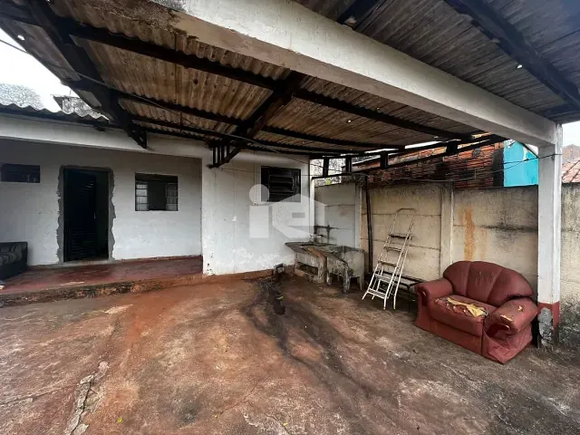 Casa com 300m² 2 quartos e 1 banheiro, à venda, no bairro Jardim Caviúna em Rolândia