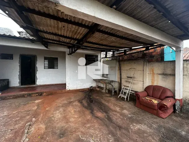 Casa com 300m² 2 quartos e 1 banheiro, à venda, no bairro Jardim Caviúna em Rolândia