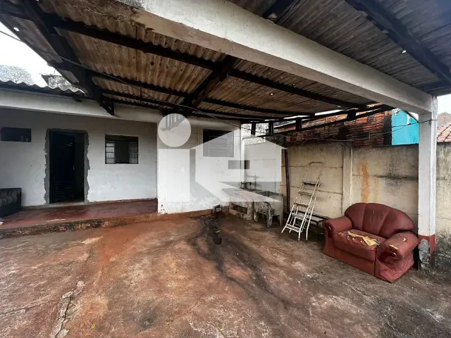 Casa com 300m² 2 quartos e 1 banheiro, à venda, no bairro Jardim Caviúna em Rolândia