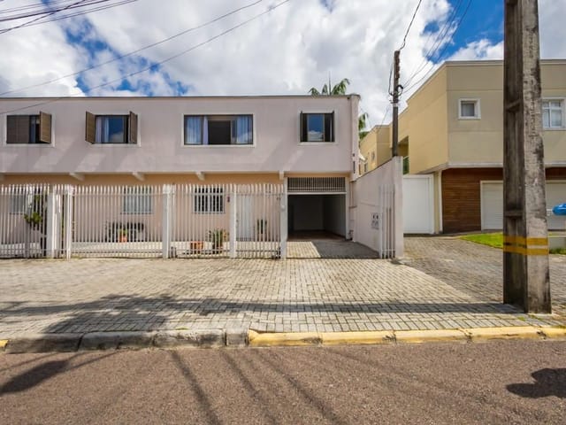Casa 3 quartos e 3 banheiros, para alugar, no bairro Bacacheri em Curitiba