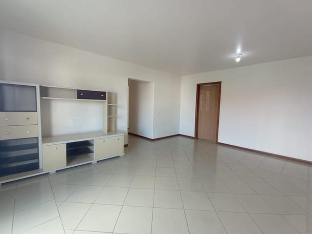 Casa 3 quartos e 2 banheiros, para alugar, no bairro Uberaba em Curitiba