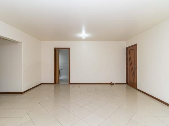 Casa 3 quartos e 2 banheiros, para alugar, no bairro Uberaba em Curitiba