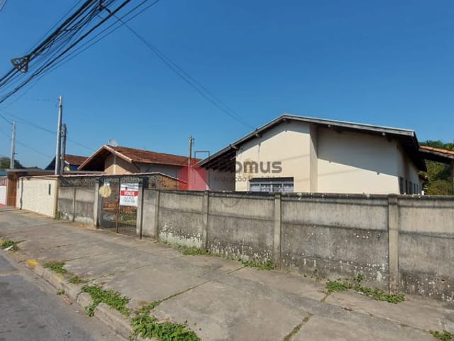 Casa com 696m², à venda, no bairro Jardim Cristina em Pindamonhangaba