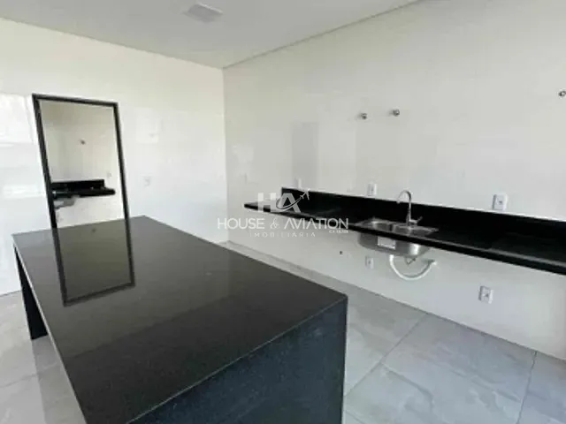 Casa 3 quartos e 5 banheiros, à venda, no bairro Condomínio do Lago em Goiânia