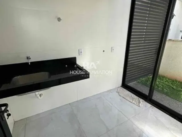 Casa 3 quartos e 5 banheiros, à venda, no bairro Condomínio do Lago em Goiânia