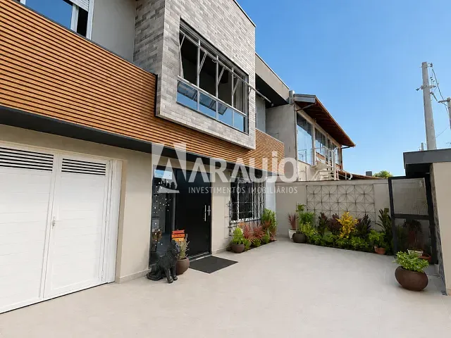 Casa 4 quartos e 3 banheiros, à venda, no bairro São João em Itajaí