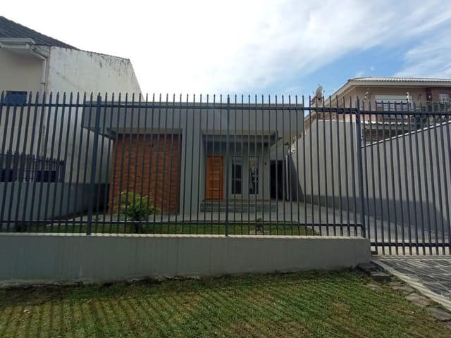 Casa 3 quartos e 1 banheiro, para alugar, no bairro Bacacheri em Curitiba