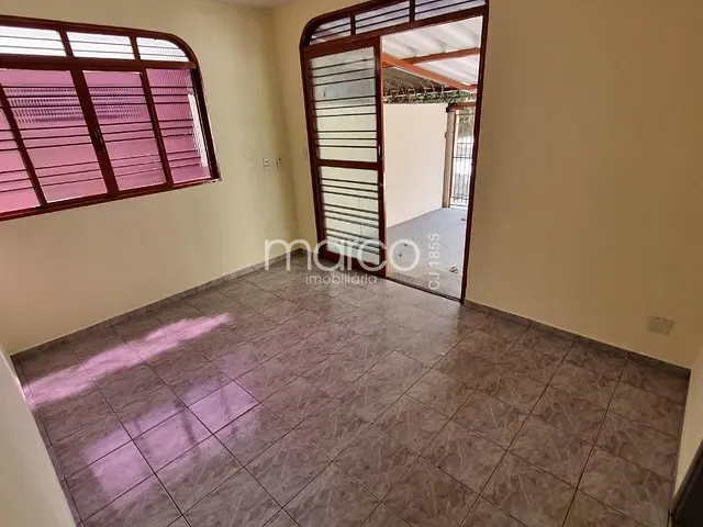 Casa 3 quartos e 1 banheiro, para alugar, no bairro Nova Suiça em Goiânia