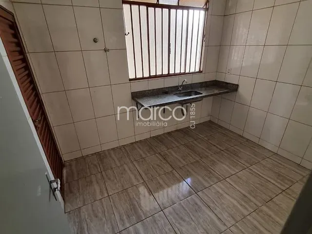 Casa 3 quartos e 1 banheiro, para alugar, no bairro Nova Suiça em Goiânia
