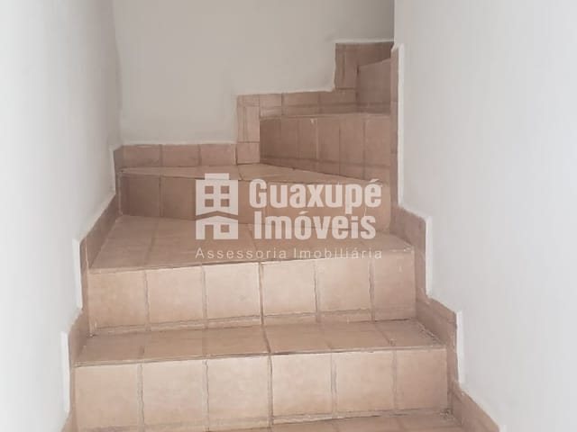 Foto do Casa - Sobrado com dois quartos e um banheiro, garagem para um carro e quintal nos fundos.
Próximo a Avenida principal, local privilegiado. | Guaxupé Imóveis Ltda
