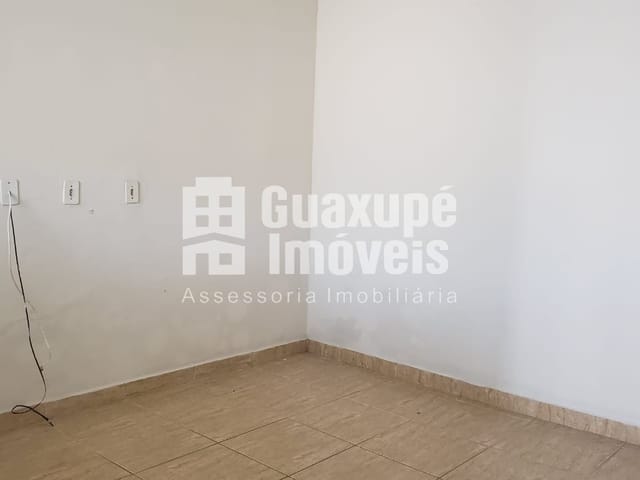 Foto do Casa - Sobrado com dois quartos e um banheiro, garagem para um carro e quintal nos fundos.
Próximo a Avenida principal, local privilegiado. | Guaxupé Imóveis Ltda