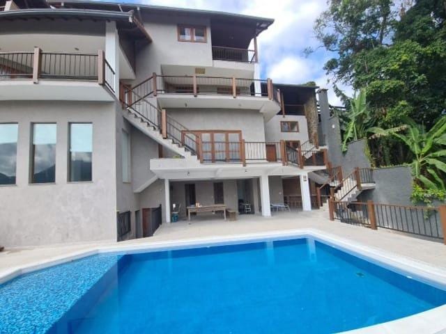 Casa com 998m² 7 quartos e 1 banheiro, à venda, no bairro Centro em Petrópolis