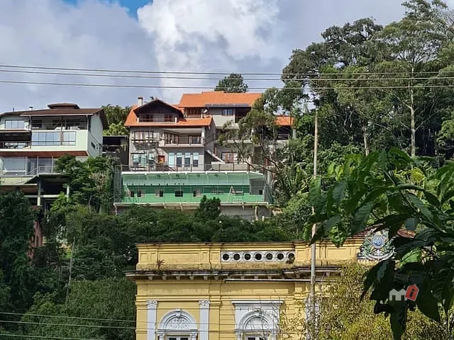 Casa com 998m² 7 quartos e 1 banheiro, à venda, no bairro Centro em Petrópolis