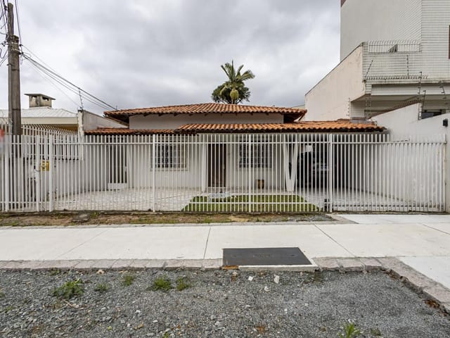 Casa com 696m² 4 quartos e 6 banheiros, à venda, no bairro Santa Quitéria em Curitiba