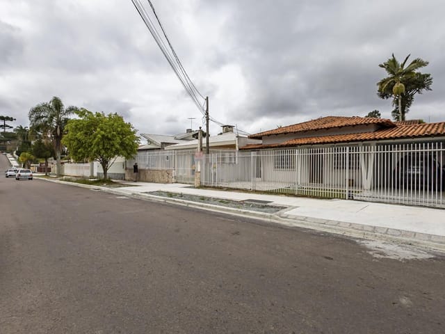 Casa com 696m² 4 quartos e 6 banheiros, à venda, no bairro Santa Quitéria em Curitiba