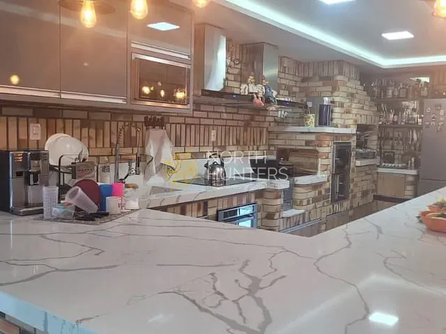 Casa com 577m² 4 quartos e 5 banheiros, à venda, no bairro Costa e Silva em Joinville