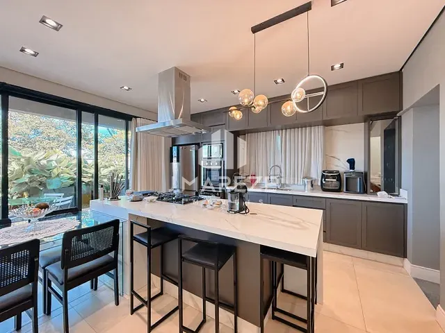 Casa com 233m² 4 quartos e 2 banheiros, à venda, no bairro Loteamento Residencial Florais Do Lago em Apucarana
