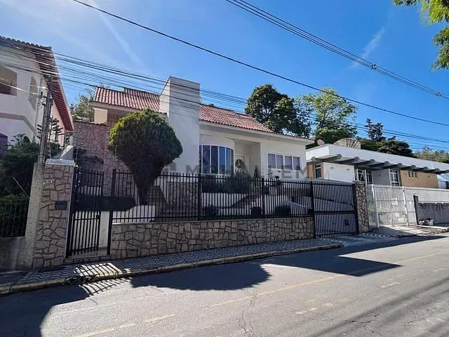Casa 5 quartos e 2 banheiros, à venda, no bairro Centro em Itajubá