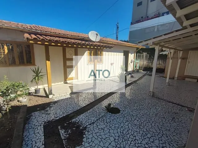 Casa 3 quartos e 2 banheiros, para alugar, no bairro Centro em Tijucas