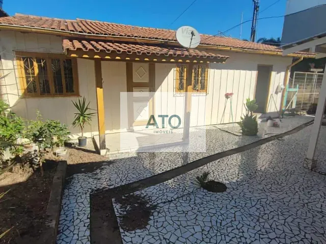 Casa 3 quartos e 2 banheiros, para alugar, no bairro Centro em Tijucas
