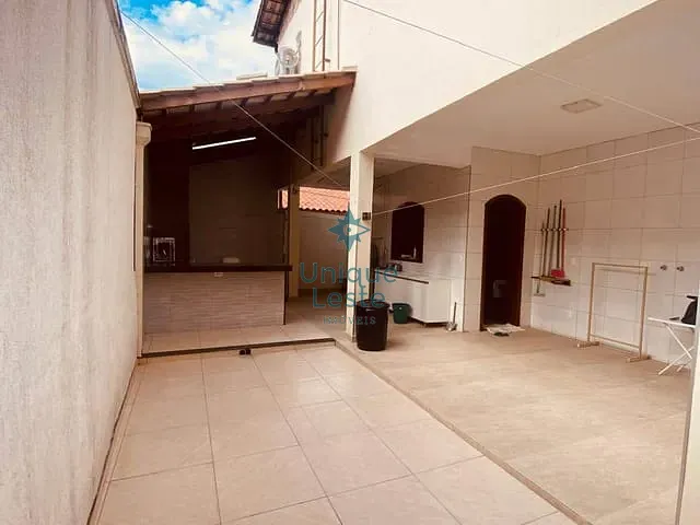 Casa 7 quartos e 4 banheiros, à venda, no bairro Santa Mônica em Belo Horizonte
