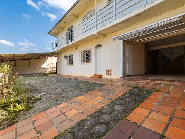 Casa com 600m² 4 quartos e 5 banheiros, à venda, no bairro Santa Felicidade em Curitiba