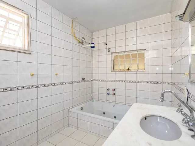 Casa com 600m² 4 quartos e 5 banheiros, à venda, no bairro Santa Felicidade em Curitiba