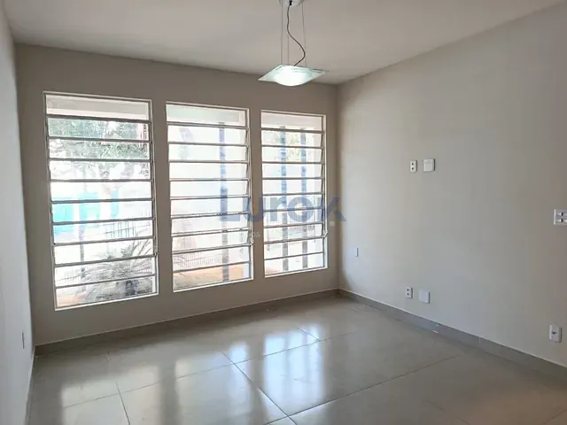 Casa com 246m² 2 quartos e 1 banheiro, à venda, no bairro Vila Papelão em Valinhos