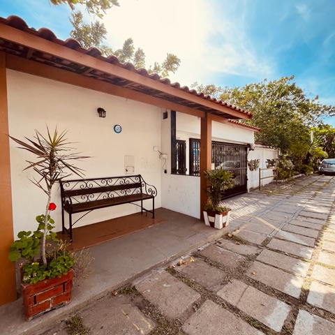 Casa 2 quartos e 2 banheiros, à venda ou para alugar, no bairro Jardim Excelsior em Cabo Frio