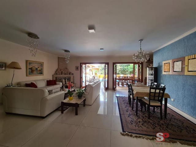 Casa com 1250m² 4 quartos e 6 banheiros, à venda, no bairro Chácara Santa Lúcia dos Ypes em Carapicuíba