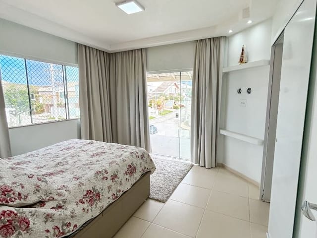Casa com 300m² 4 quartos e 4 banheiros, à venda, no bairro Vale dos Cristais em Macaé