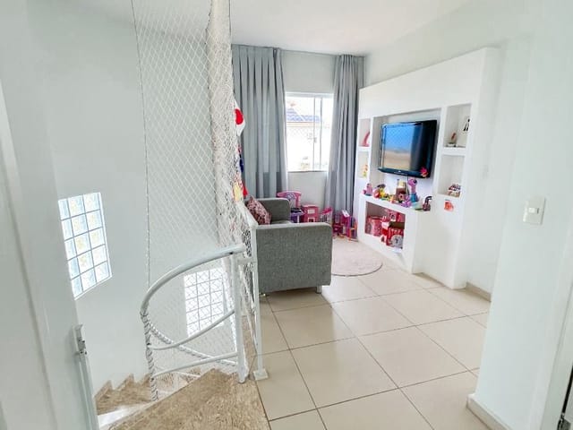 Casa com 300m² 4 quartos e 4 banheiros, à venda, no bairro Vale dos Cristais em Macaé